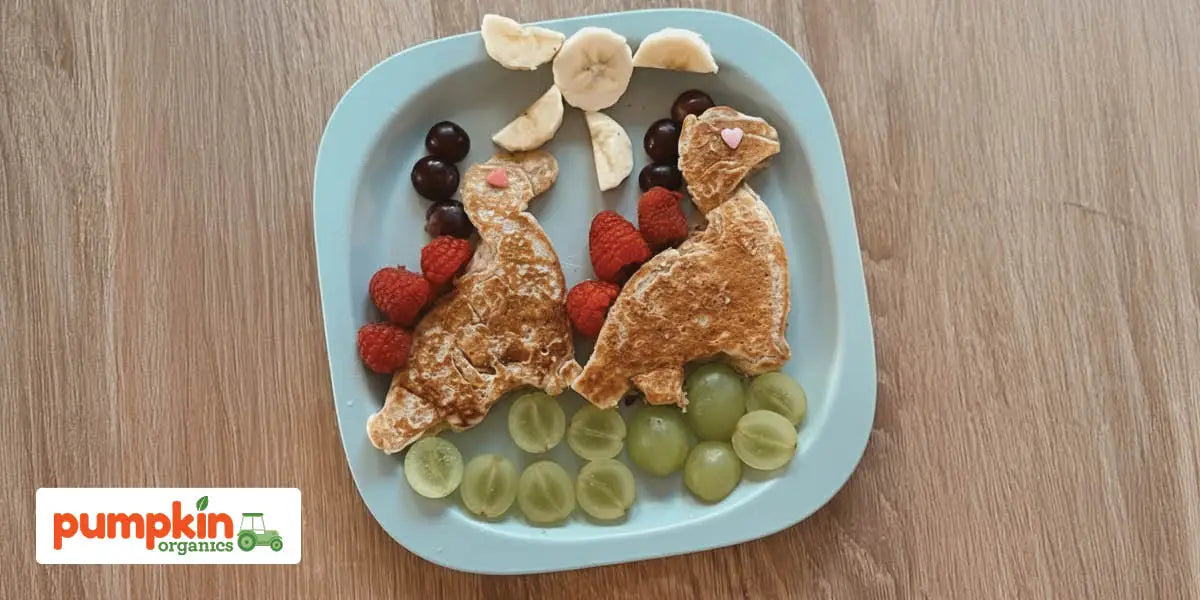 Bild von einem Teller mit Dino-Pancakes und Früchten