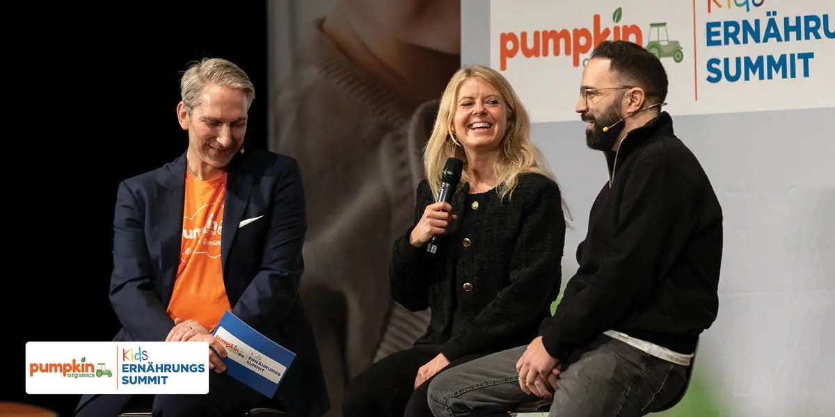 Drei Personen sitzen auf Hochstühlen auf der Bühne des Pumpkin Organics Kids Ernährungs Summits