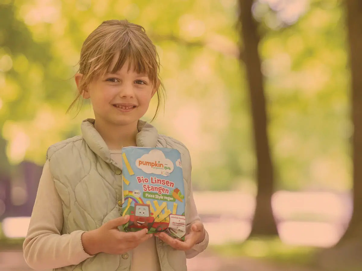 Mädchen mit Pumpkin Organics Snack