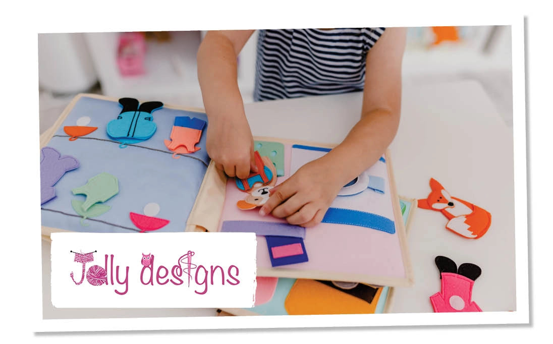 Kinderarme spielen mit einem Quite-Book von Jolly Designs