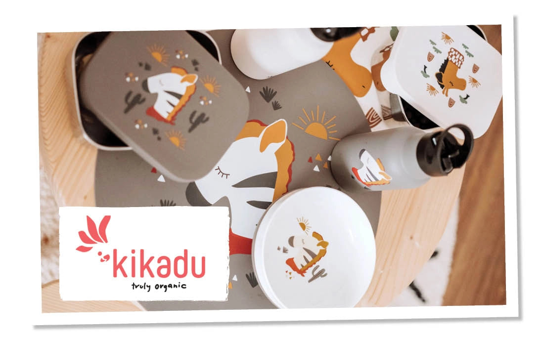 Tisch mit einem Tisch-Set, Trinkfalschen, Brotzeitdosen von kikadu