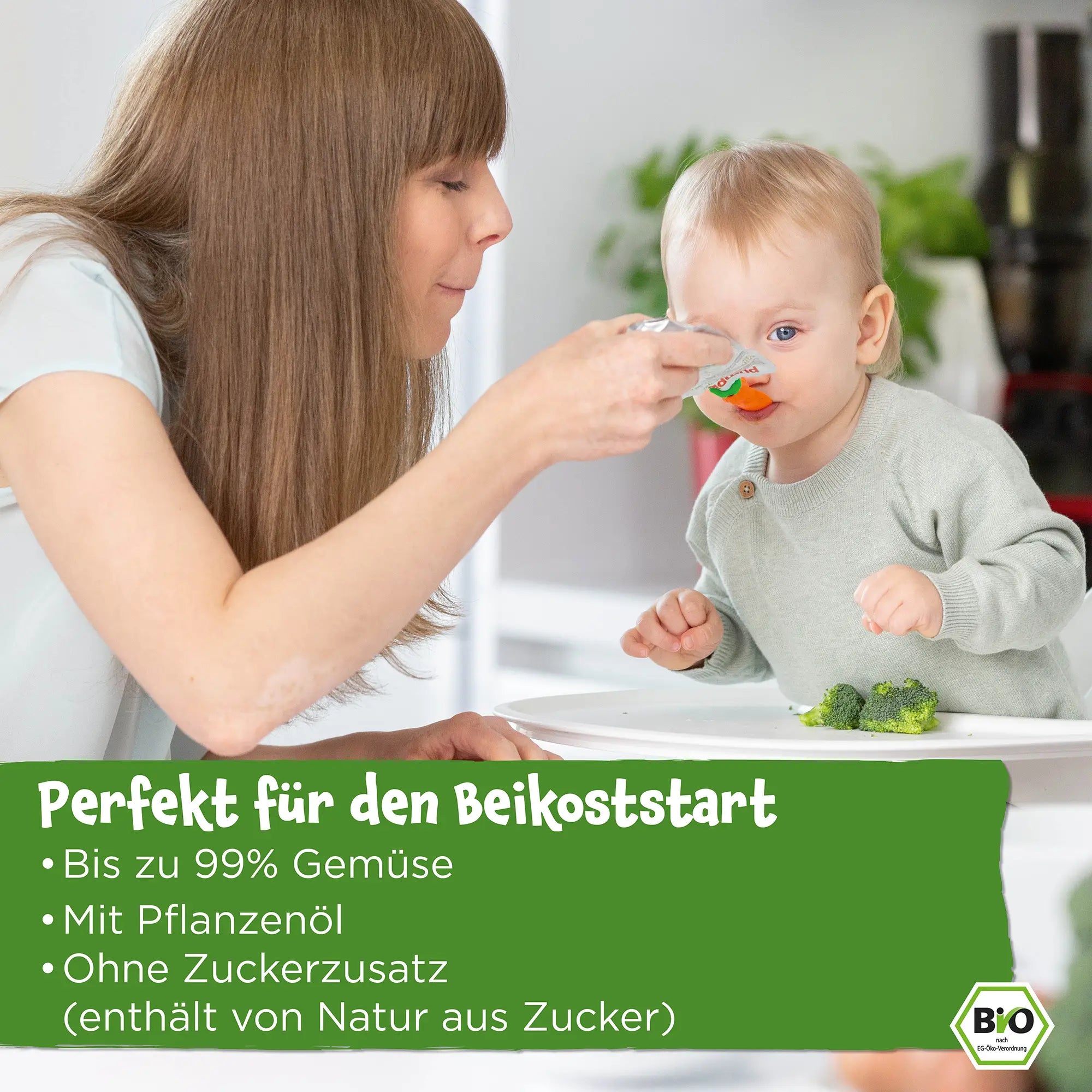 Mutter füttert Baby mit Bio Gemüse-Quetschie von Pumpkin Organics; Perfekt für den Beikoststart, bis zu 99% Gemüse, mit Pflanzenöl, ohne Zuckerzusatz (enthält von Natur aus Zucker)
