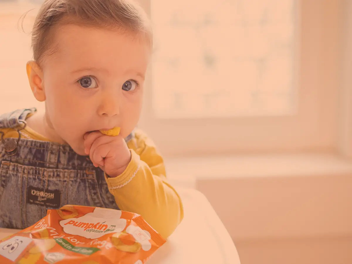 Baby mit Knabbersnacks