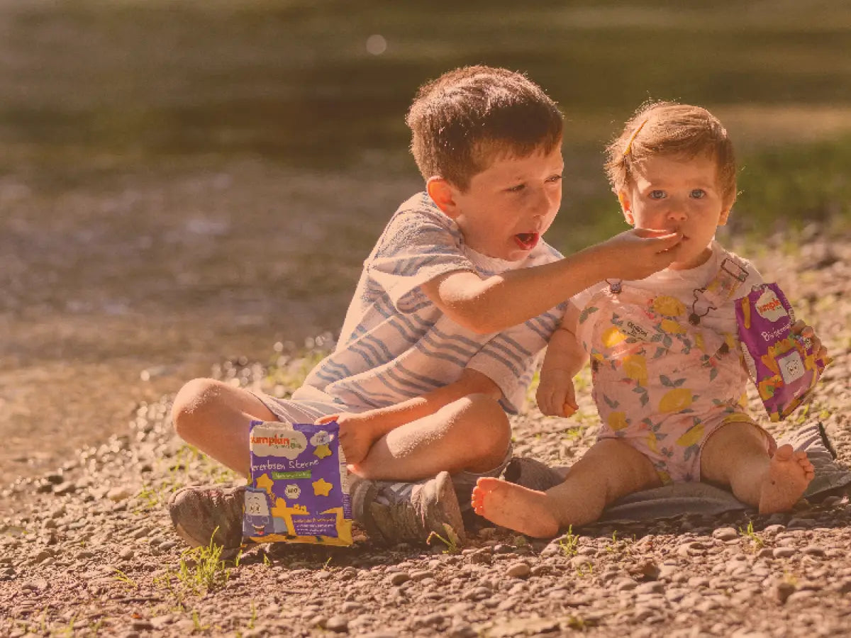 Kinder mit gesunden Snacks