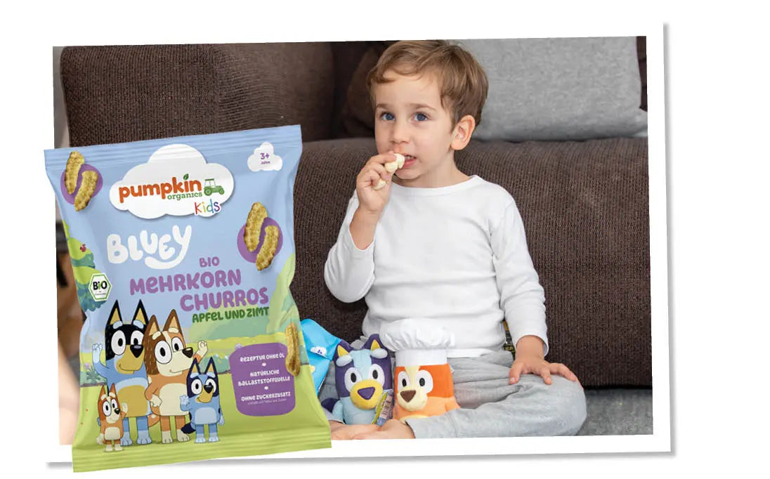 Kind ist Bluey Bio Mehrkorn Churros von Pumpkin Organics