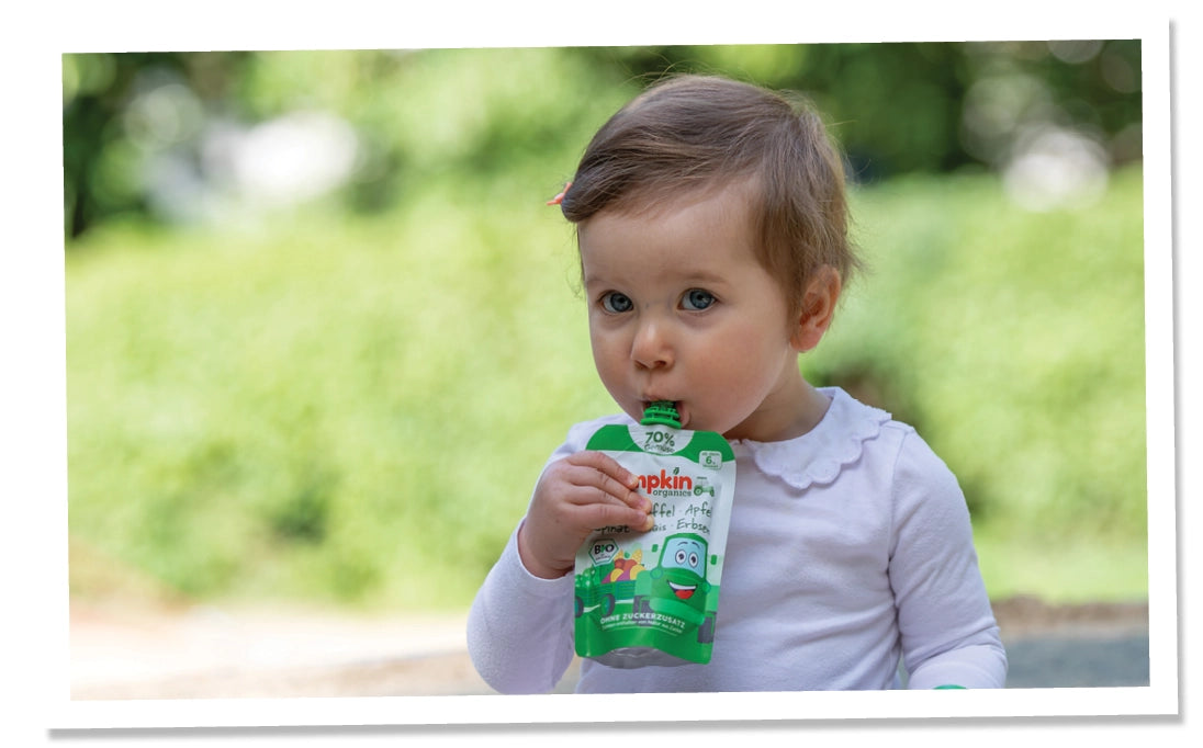 Kleinkind isst Bio Gemüse-Quetschie