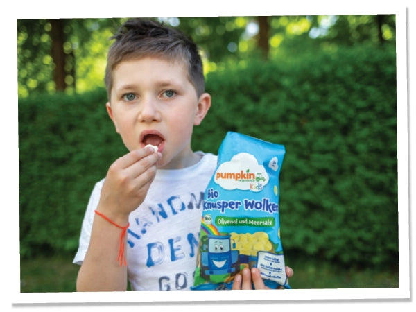 Junge isst Bio Knusper Wolken