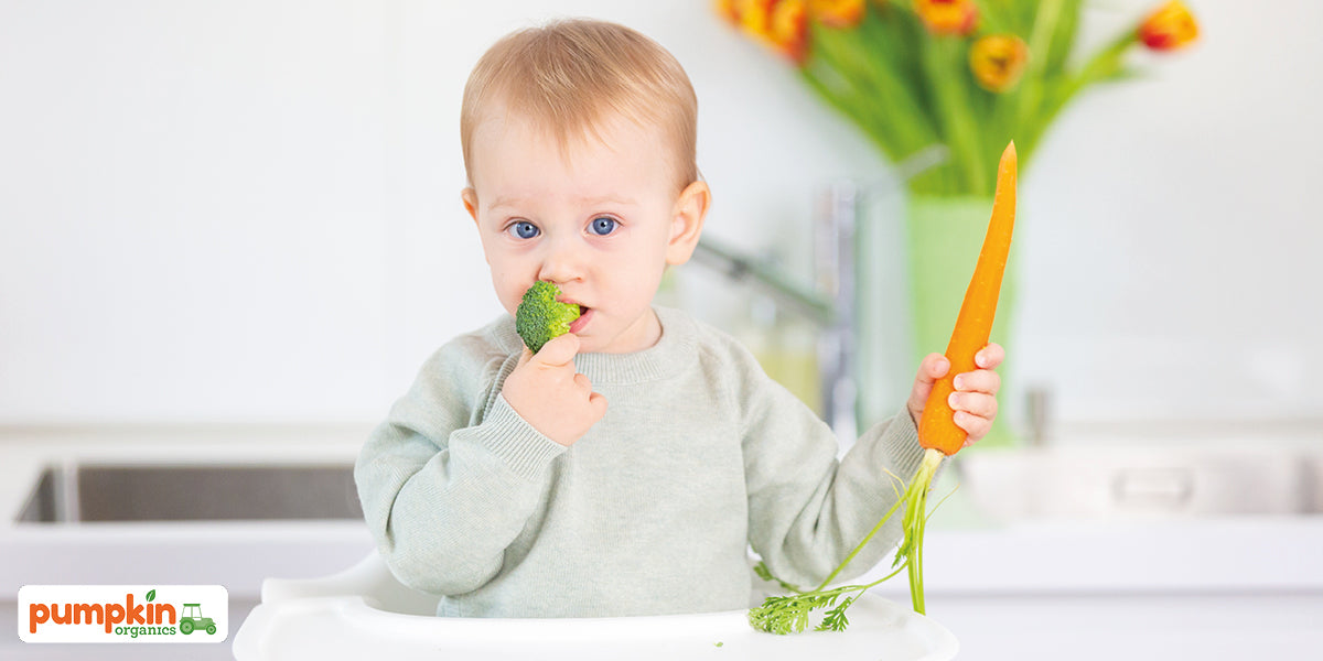 Kind isst Brokkoli