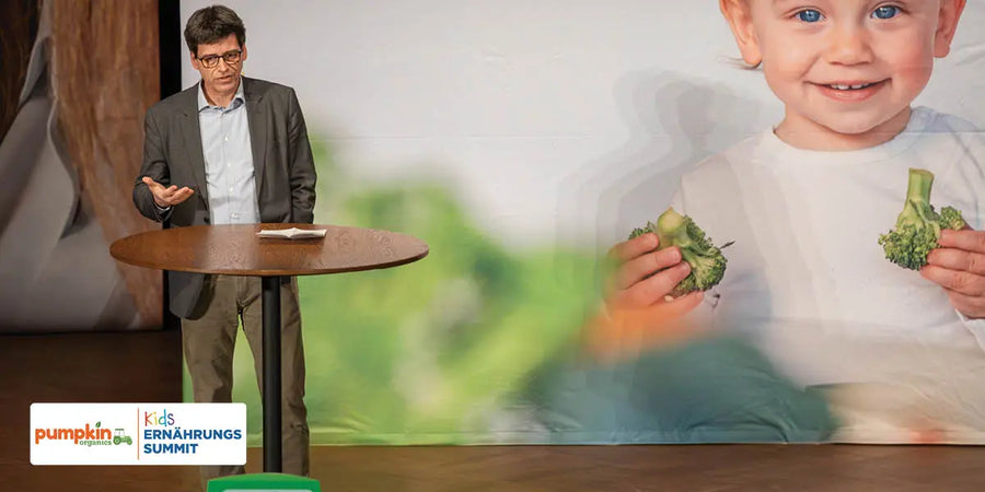 Prof. Dr. Kai Kolpatzik auf der Buhne des Pumpkin Organics Kids Ernährungs Summit