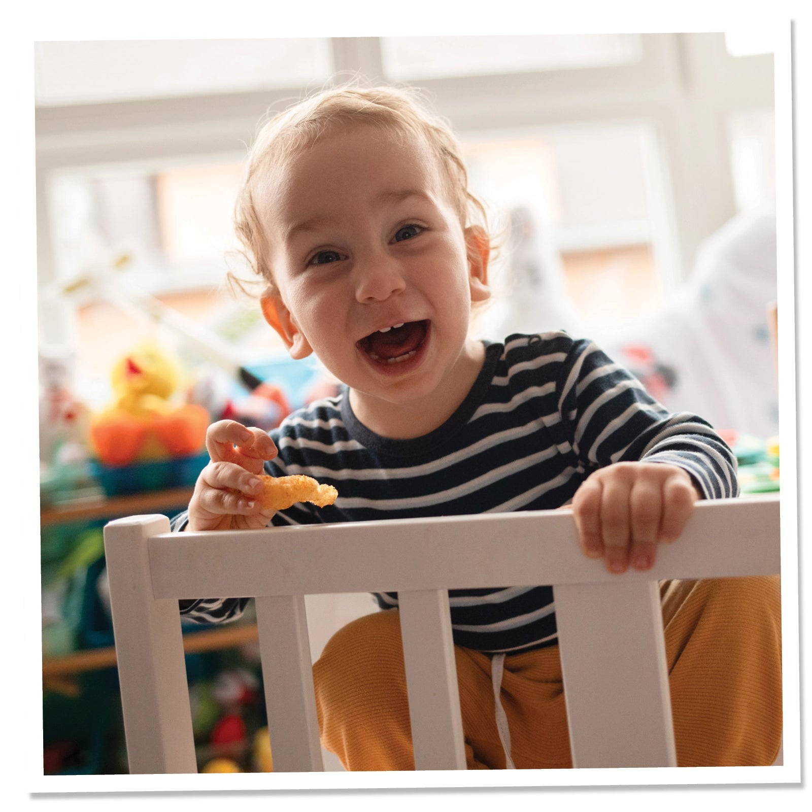 Kind freut sich sehr über snacks