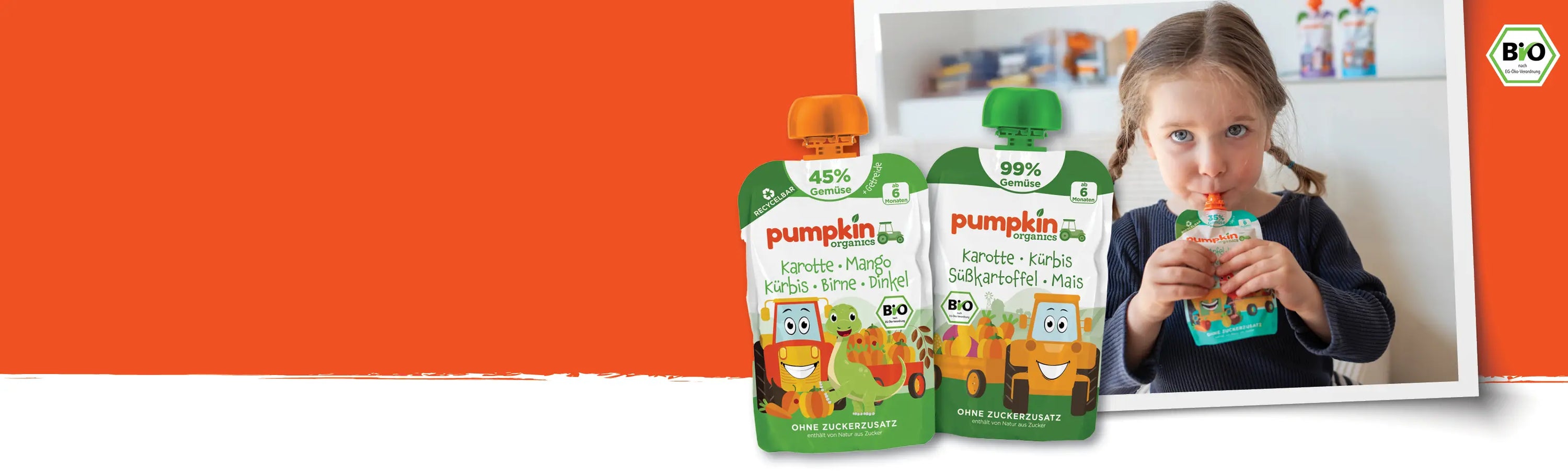 Mädchen isst einen Bio Gemüse-Quetschie; zwei Bio Gemüse-Quetschies von Pumpkin Organic im Vordergrund 