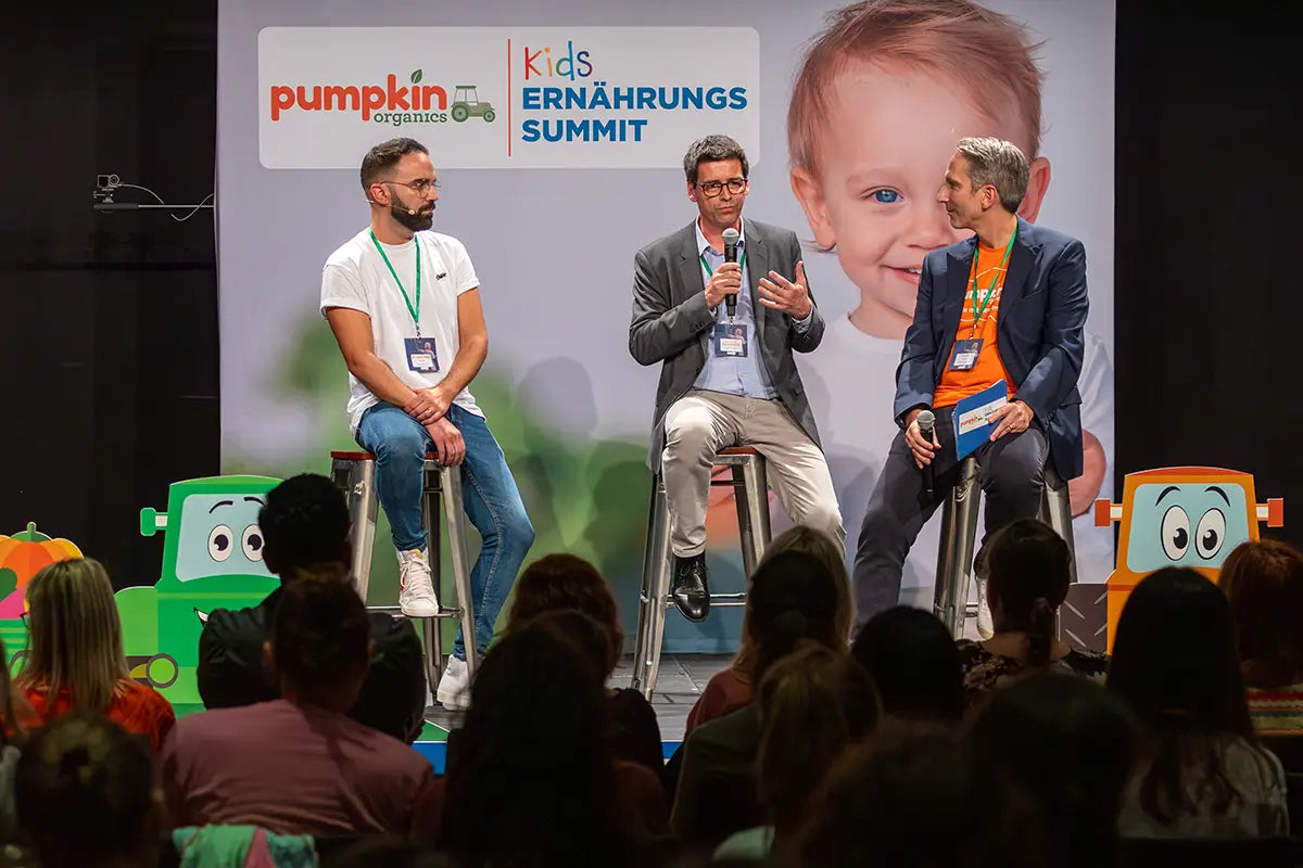 Dr. med . Vitor Gatinho von @kids.doc.de, Prof. Dr. med. Kai Kolpatzik und Florian Schnau auf der Bühen des Kids Ernährung Summit