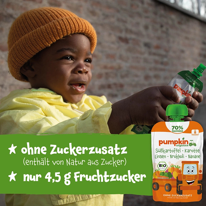 Kleines Kind zeigt Quetschie ohne Zuckerzusatz mit nur 4,5g Fruchtzucker