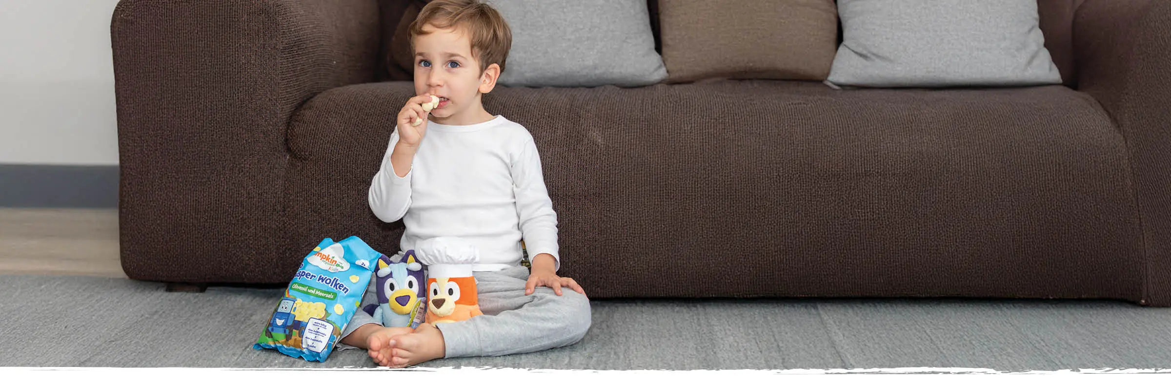 Kind ist Bluey Bio Mehrkorn Churros von Pumpkin Organics