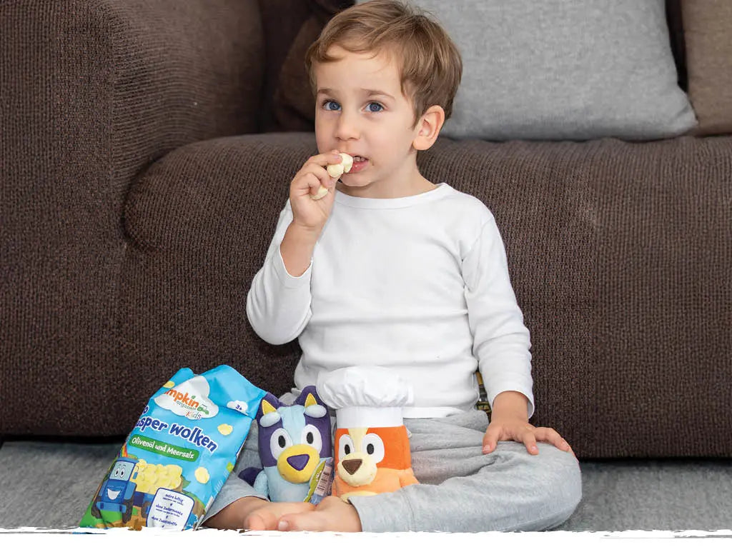 Kind ist Bluey Bio Mehrkorn Churros von Pumpkin Organics