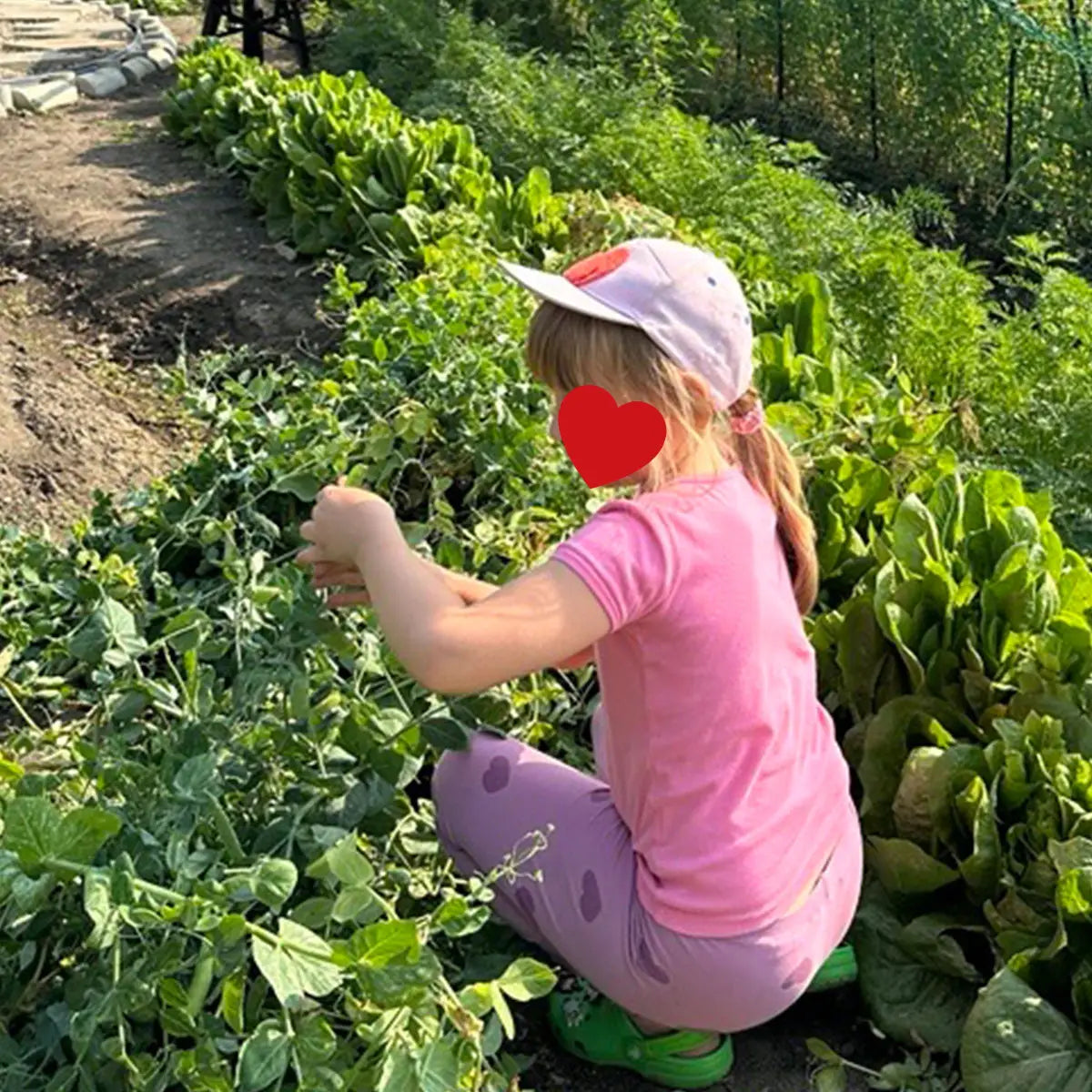 Kind spielt im Garten