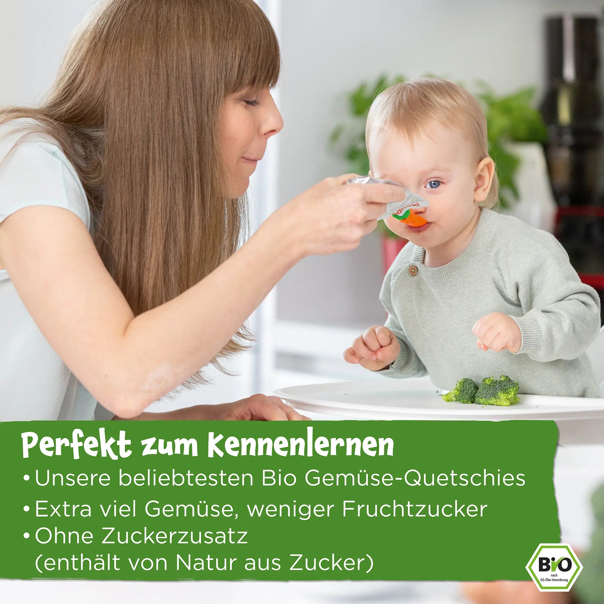 Mütter füttert Baby mit Bio Gemüse-Quetschie von Pumpkin Organics; Perfekt zum Kennenlernen, unsere beliebtesten Bio Gemüse-Quetschies; Extra viel Gemüse, weniger Fruchtzucker, ohne Zuckerzusatz (enthält von Natur aus Zucker)