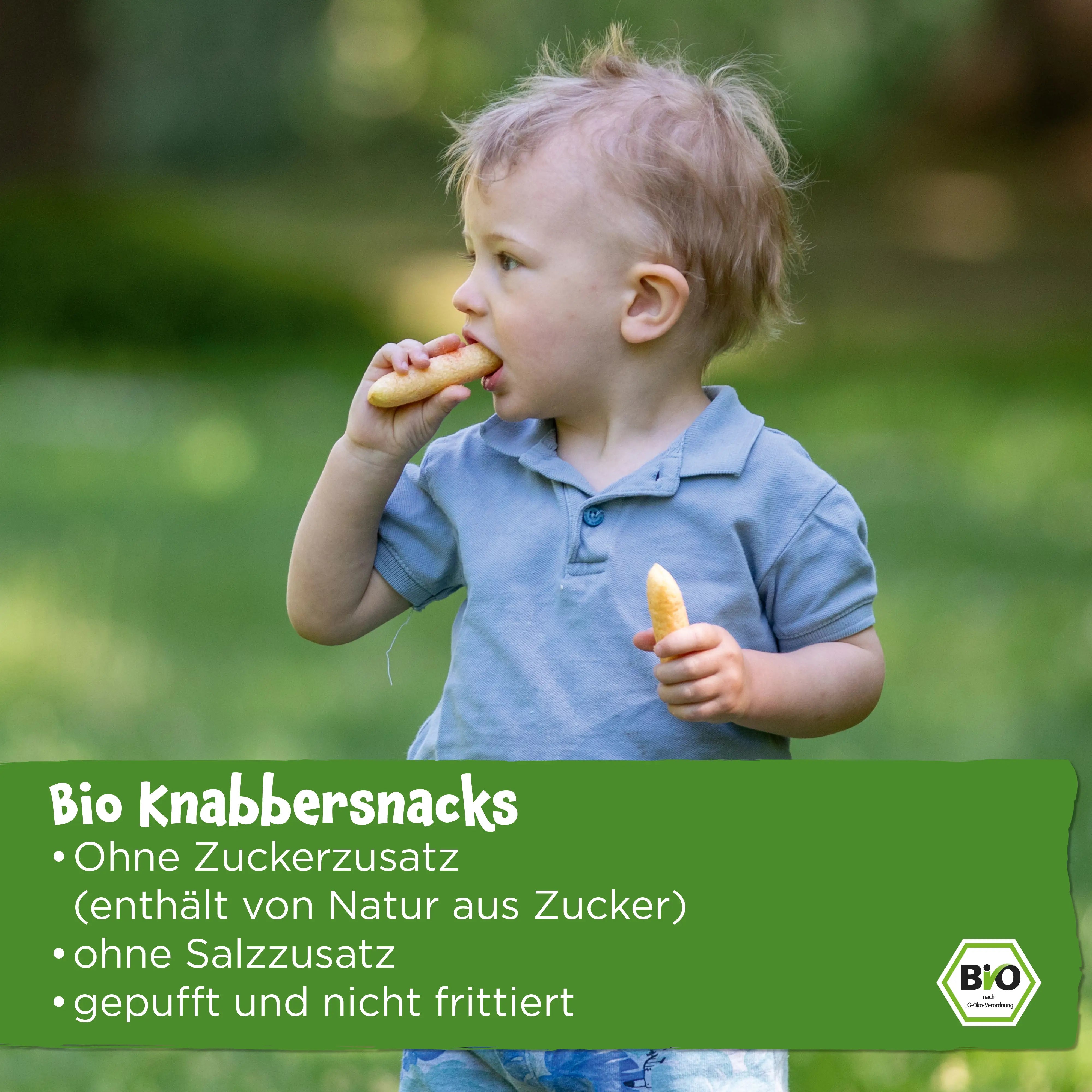 Kind das in der Natur einen Bio Knabbersnack von Pumpkin Organics isst; ohne Zuckerzusatz (enthält von Natur aus Zucker); ohne Salzzusatz; gepufft und nicht frittiert