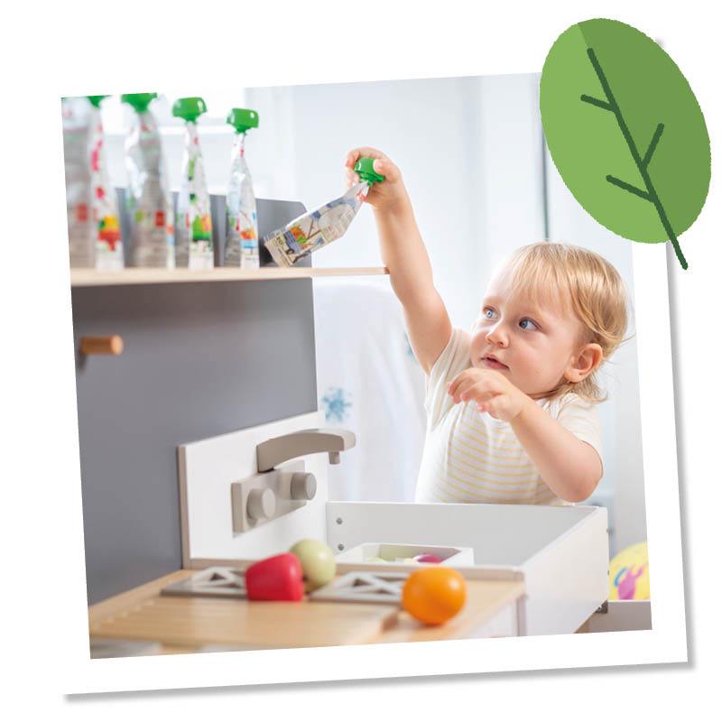 Baby mit Bio-Produkt