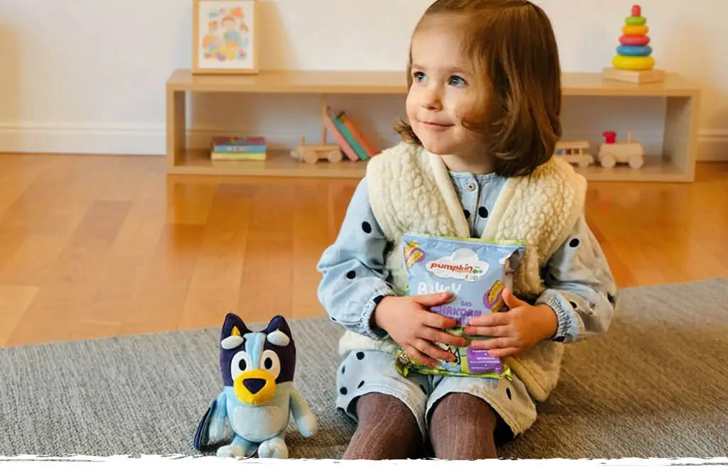 Mädchen mit Bluey Knabbersnacks und spielzeug
