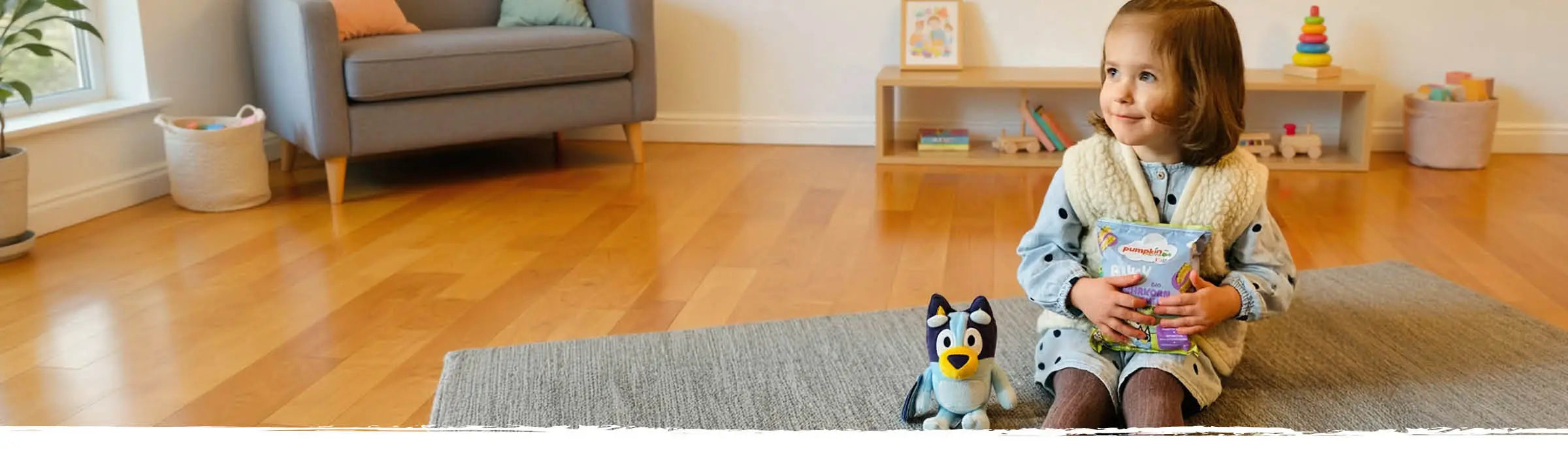 Mädchen mit Bluey Knabbersnacks und spielzeug