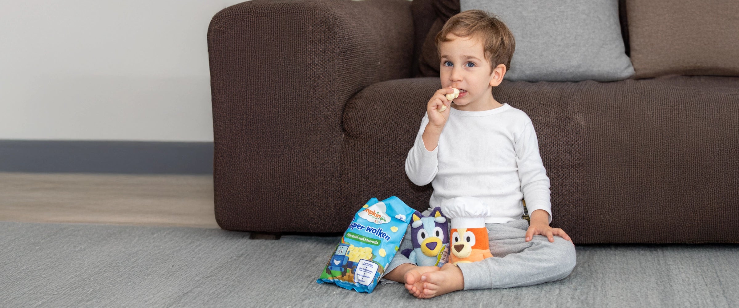 Kleines Kind knabbert Snacks