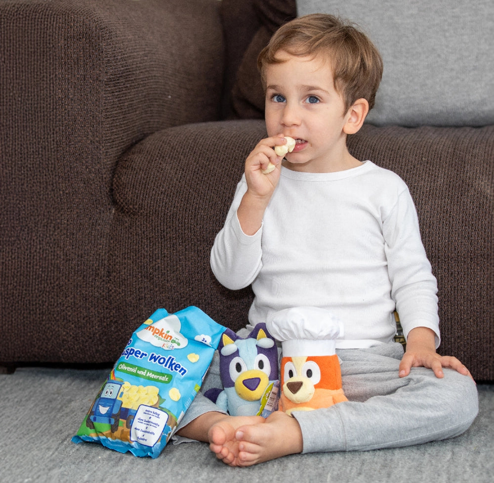 Kleines Kind knabbert Snacks