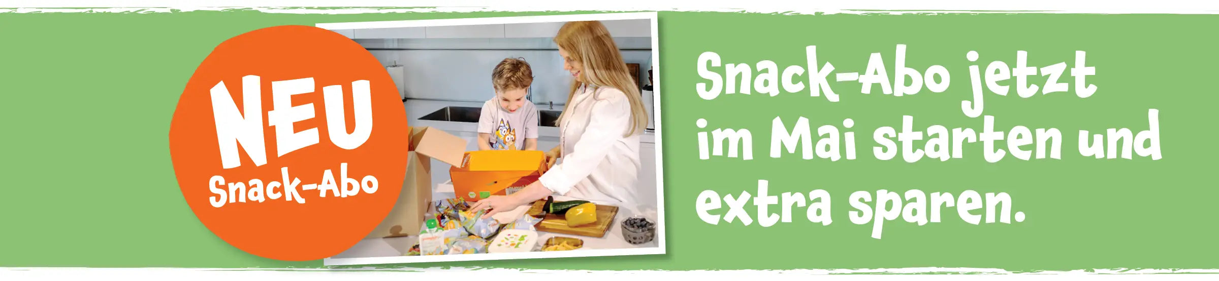 Neu: Snack-Abo jetzt im Mai starten und extra Sparen; Abbildung einer Familie die gerade ihre Abo-Lieferung öffnet 