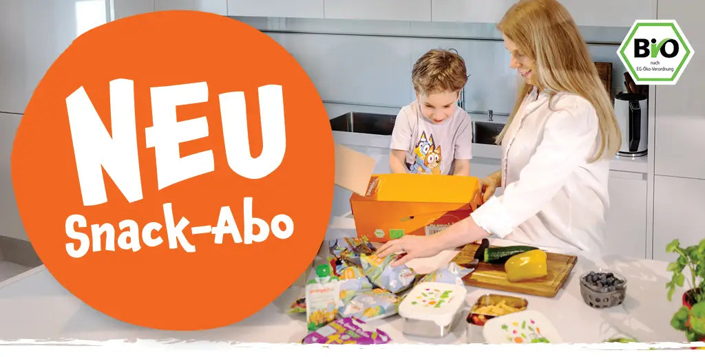 Neu: Snack-Abo ; Mutter und Kind packen ihre Abo-Bestellung von Pumpkin Organcis in der Küche aus