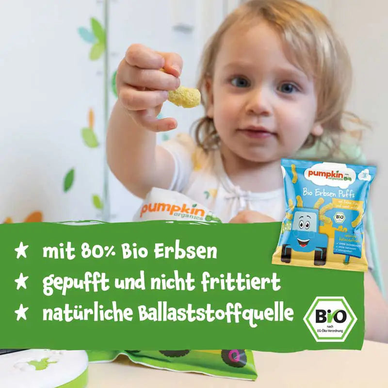 Kind mit Pumpkin Organics Bio Erbsen Puffs