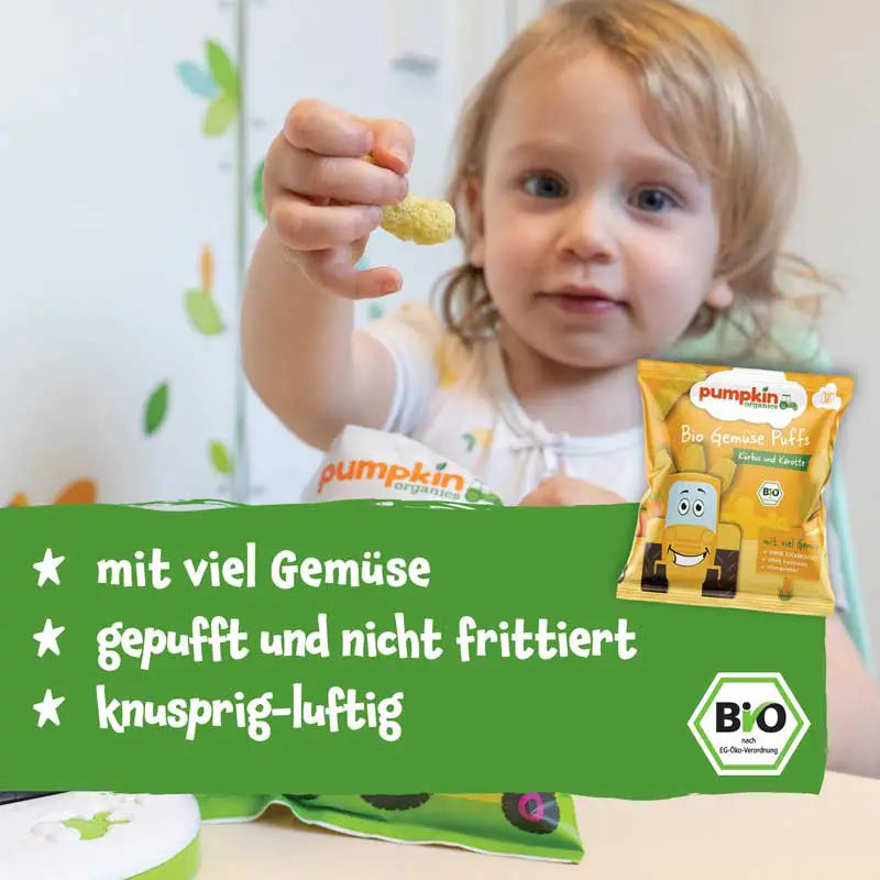 Kind mit Gemüse Puffs Kürbis und Karotte